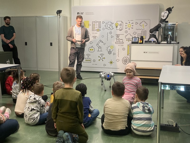 David Schiltgess, MSc Systemtechnik, bei der Vorstellung von Randy