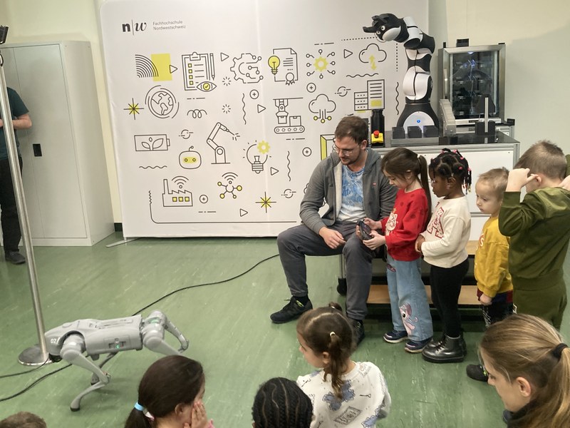 David Schiltgess, MSc Systemtechnik, bei der Vorstellung von Randy