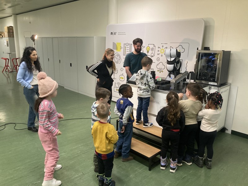 Anselm Püntener, BSc Systemtechnik, bei der Einführung zum Tik-Tak-Toe-Spiel "Mensch gegen Roboter"