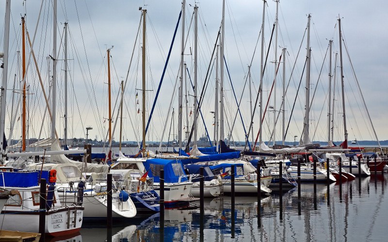 Der Rumpf von Segelschiffen ist mehrheitlich aus Glasfaserverstäkten Kunststoffen gebaut.