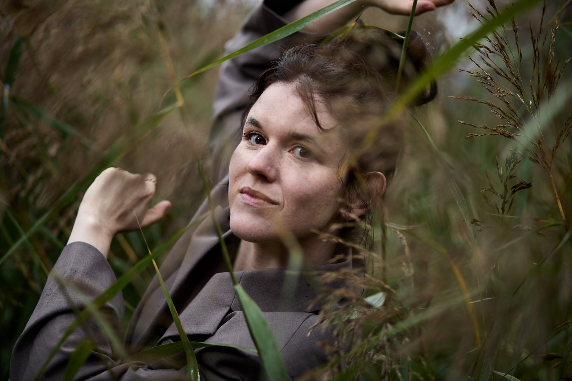 Veronika Kehl-Griesslehner ist proträtiert in einer hohen Graslandschaft. Sie schaut direkt in die Kamera.