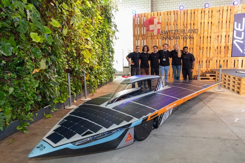 Das FHNW-Team mit dem Solarfahrzeug Silvretta