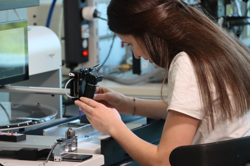 Selina Przyjemski bearbeitet die Leitplatten