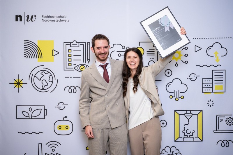 Studienkollege Nico Neiger und Selina Przyjemski an der Diplomfeier der FHNW