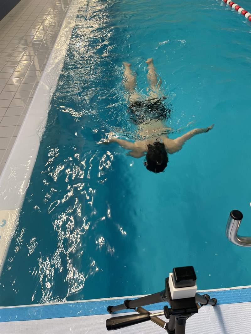 Test im Schwimmbad mit Selinas Schwester