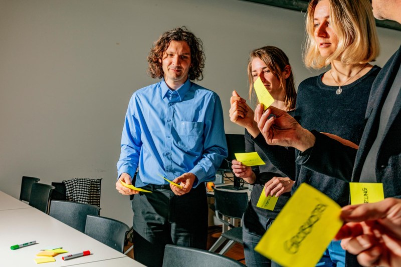 Participants in a continuing education course at FHNW hold post-its