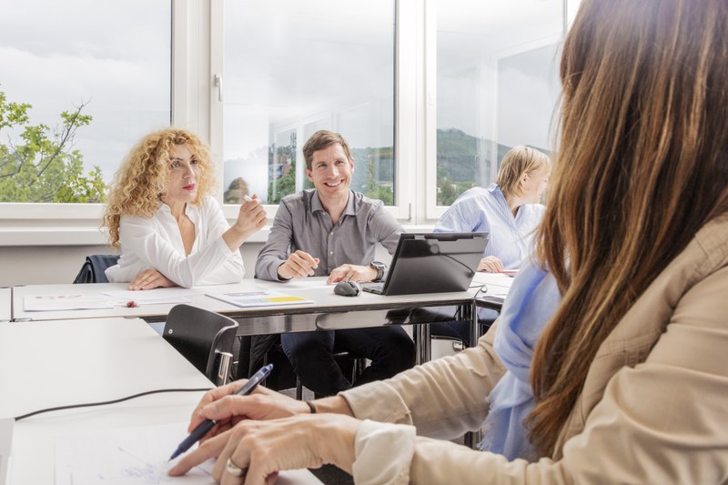 Participants in an FHNW continuin education programme discuss with each other