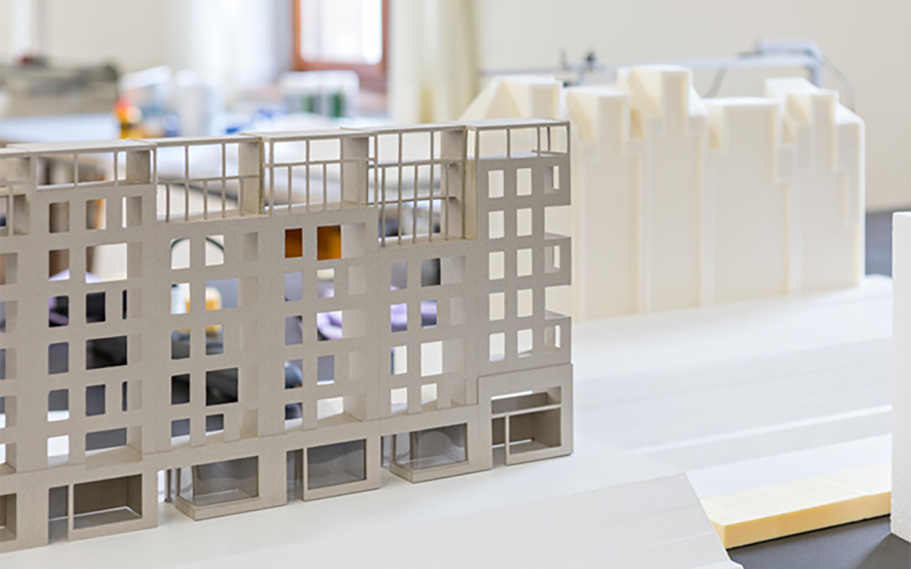 Bild1_Studentisches Arbeiten am Architekturmodell zur Visualisierung von Wandöffnungen in der Aussenwand @FHNW.png