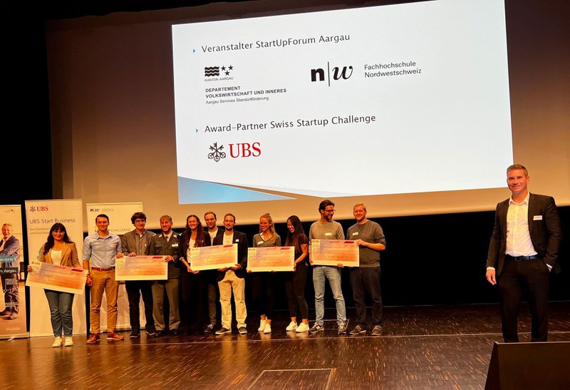 Teilnehmende der FHNW Startup Challenge stehen auf der Bühne