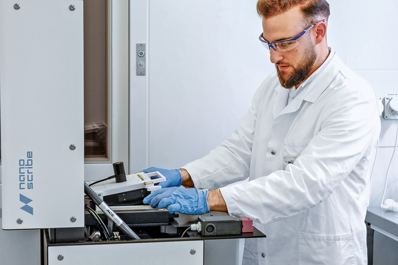 PhD student Ilias Amara produces artificial reference particles using two photo polymerisation.