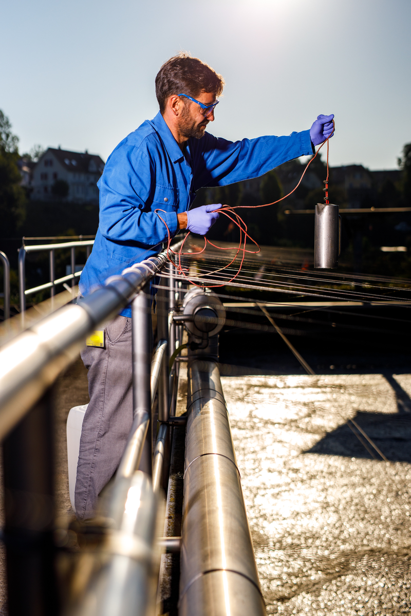 Technical specialist Patrik Eckert takes wastewater samples for the FHNW Institute for Ecopreneurship.