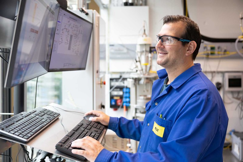 Michael Teger operating the SIMATIC PCS neo.