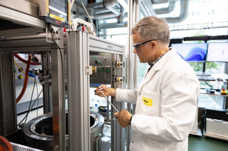 Andreas Zogg assembles the propellor on the scale-down reactor.