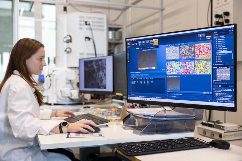 Master student Larissa Wasmer Performs EBSD analyses on a high-end Jeol system to determine grain sizes, crystallographic orientations, and phase distributions. 
