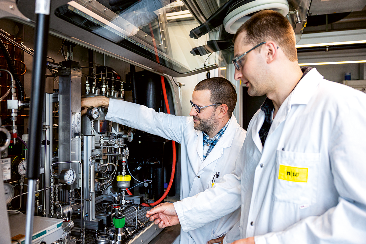 Die Masterstudenten This Zahnd und Benedikt Brönnimann sammeln direkte Erfahrungen in der Modellierung und im Management gefährlicher Prozesse in Zusammenarbeit mit Industriepartnern.