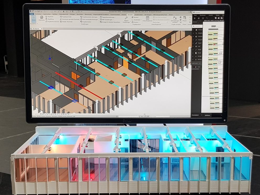 Abb. 3: 3D-Druckmodell eines Teils des Campus und auf dem Bildschirm das dynamisierte digitale Bauwerksmodell