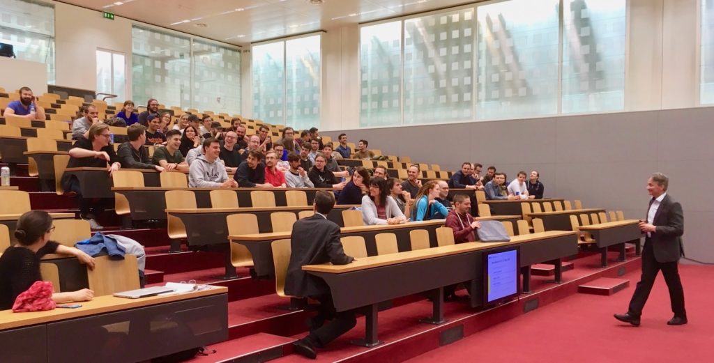 Die Teilnehmenden von “EUT-Berufspraxis” in der Aula der Hochschule für Technik.