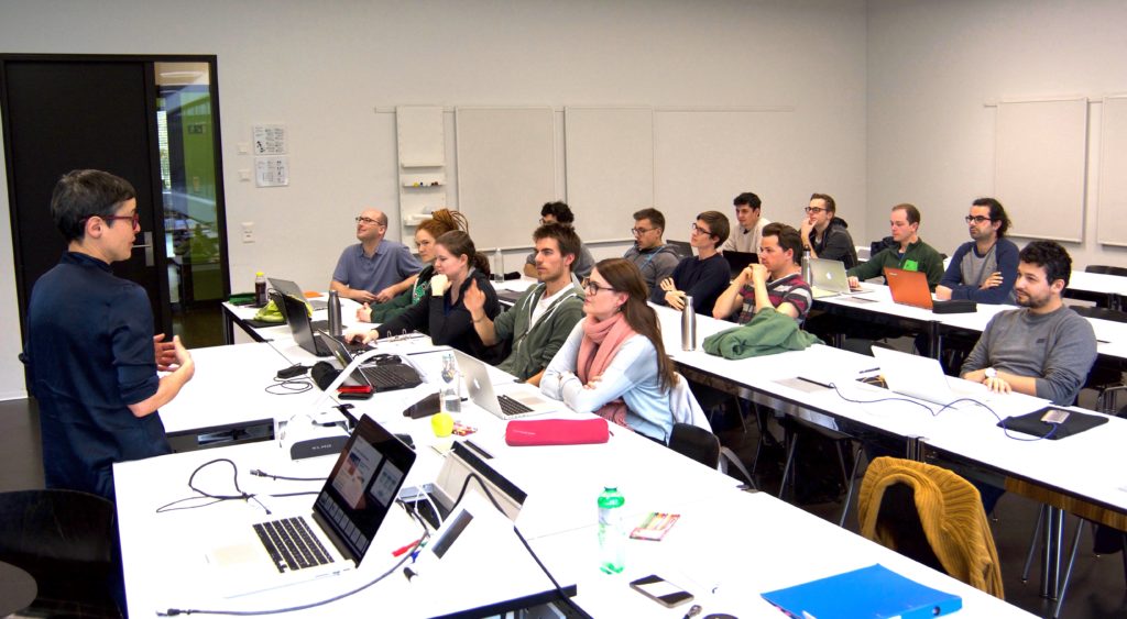 Ruth Schmitt bei der Einführung im Modul “res”. Bild: ZVG.