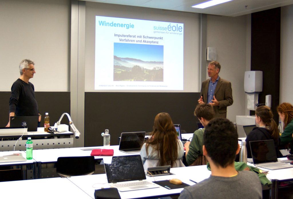 Stefan Roth begrüsst den Gastreferenten Reto Rigassi, Geschäftsführer von Suisse Eole.