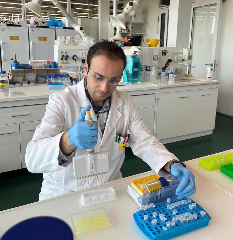 Ali Foroutan-in the lab