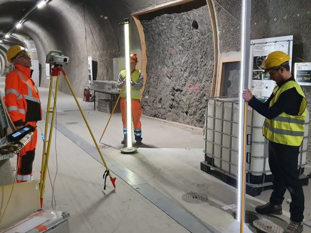 Präzisions-Nivellement mit beleuchteten Latten