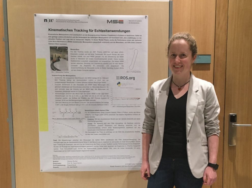 Die Diplomandin, Carmen Bucher, vor dem Poster zu ihrer Arbeit