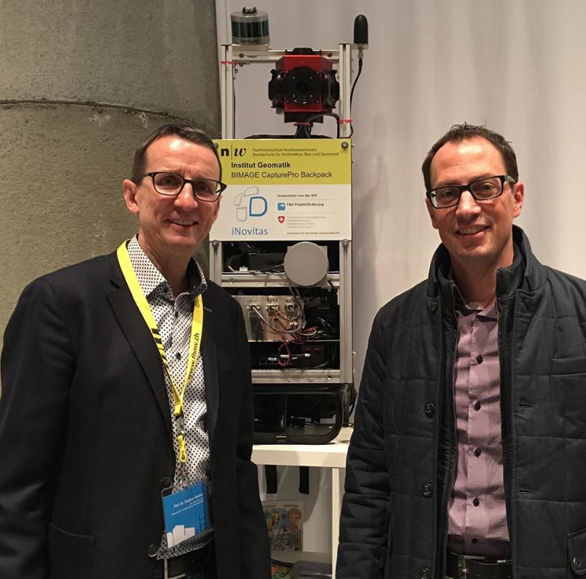 Prof. Stephan Nebiker zusammen mit Dr. Hannes Eugster von der Novitas AG mit dem BIMAGE Messrucksack