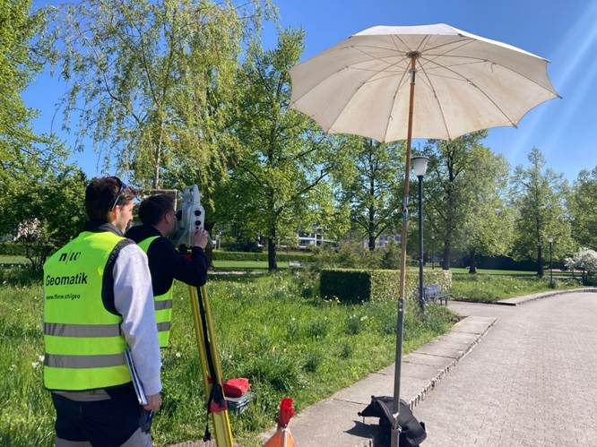 Studierende des Bachelorstudiengangs Geomatik bei einer TPS-Messung am Alpenquai.