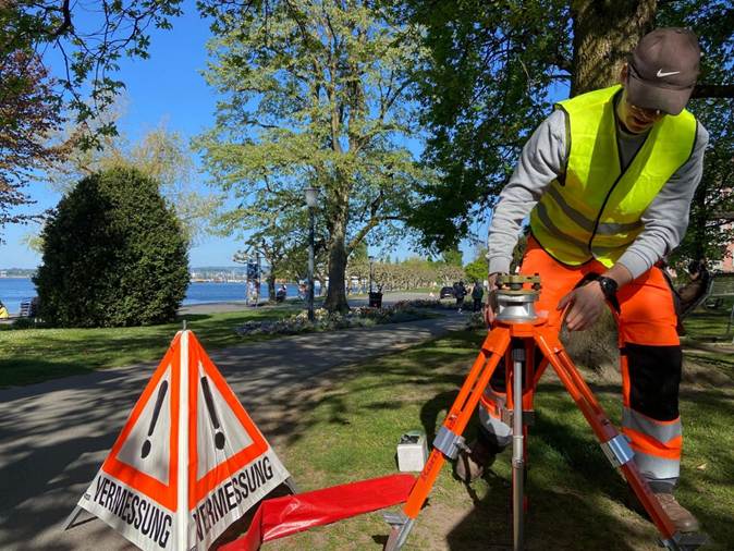 Aufstellen eines Stativs auf instabilem Terrain für Messungen am Zugersee