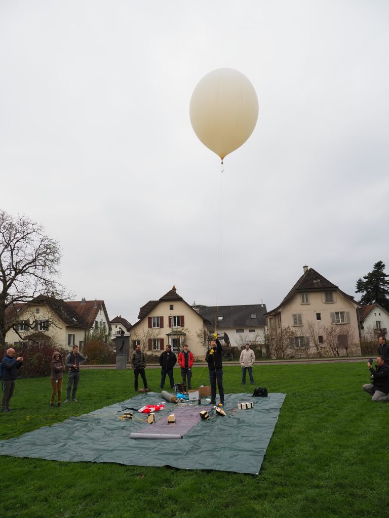 Der Ballon fängt an zu steigen, wird aber noch zurückgehalten