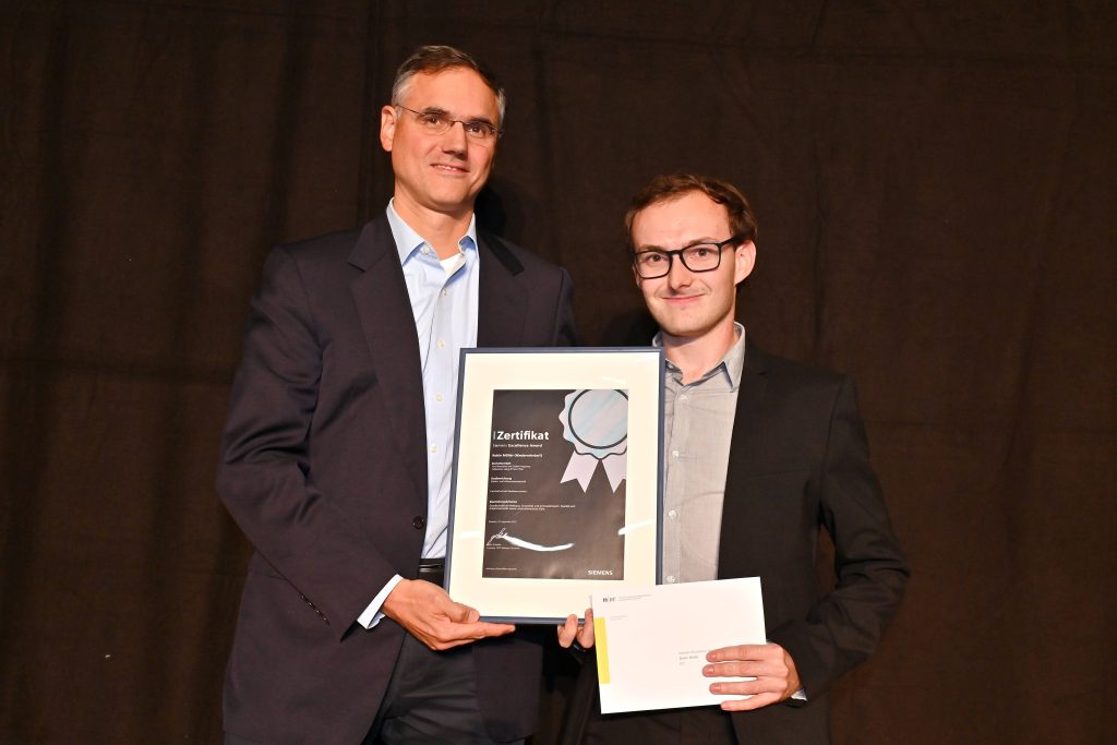 Robin Müller (rechts) erhält den Siemens Excellence Award von Christian Spagno von Siemens Schweiz überreicht