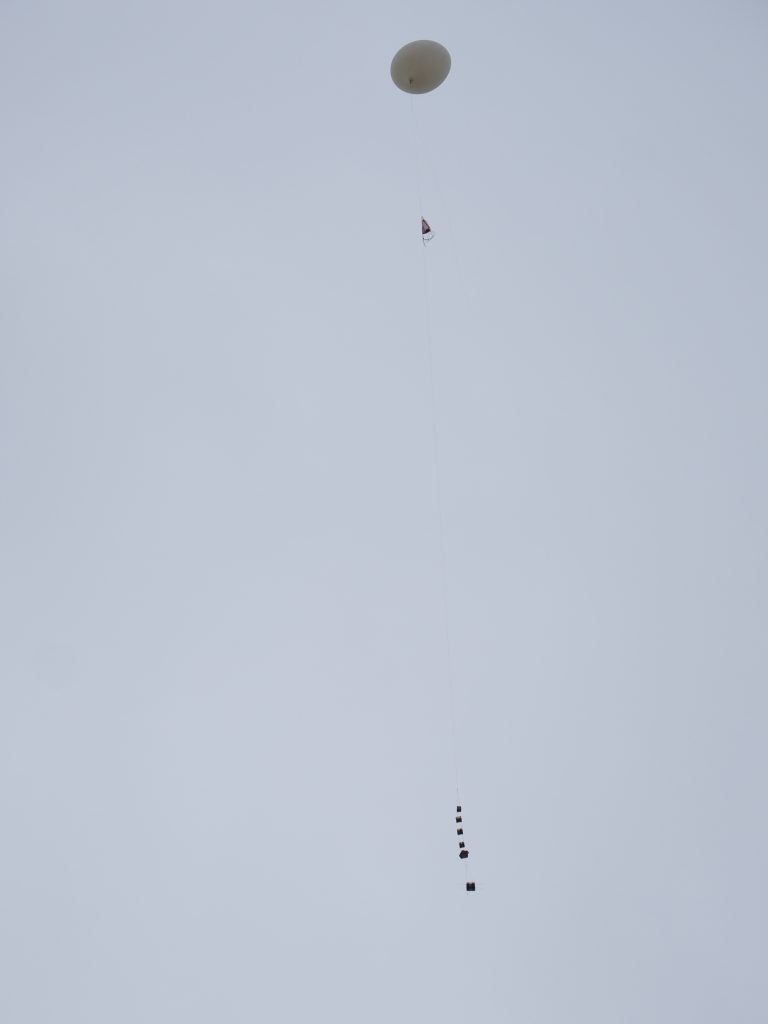 und da startet nun der ganze "Ballon-Zug" zu seinem Testflug in die Stratosphäre