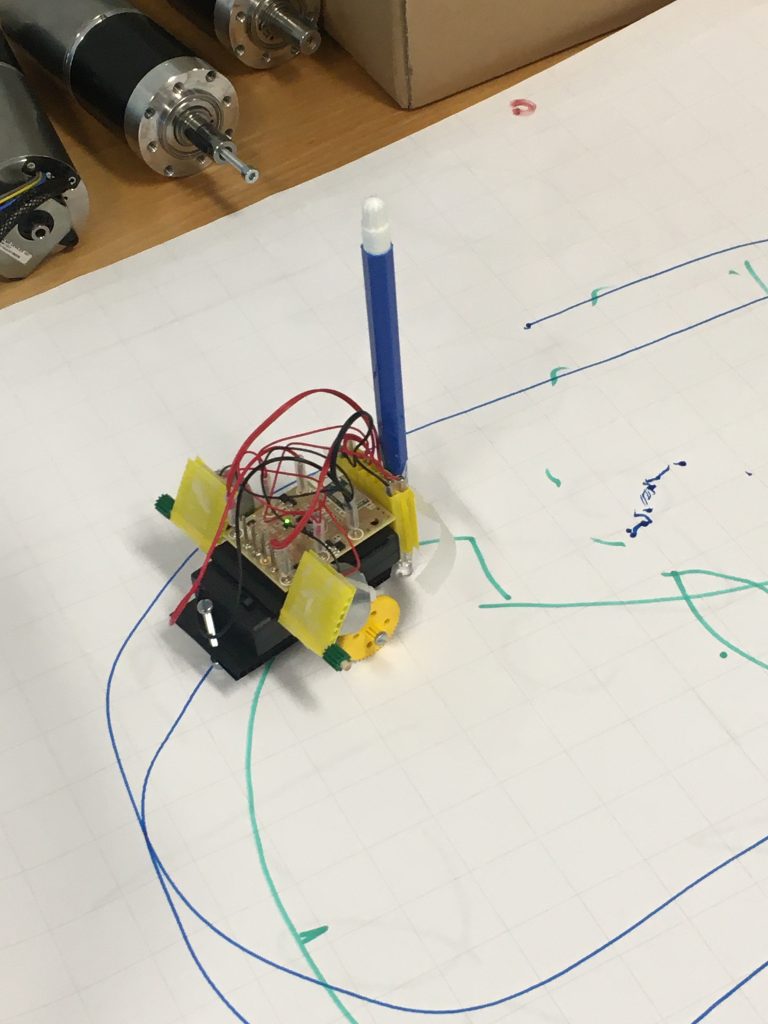 Der Roboter zeichnet als Plotter die gespeicherte Spur nach