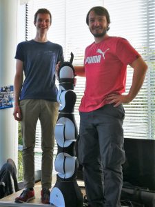 Die Studenten Patrik Tanner und David Glanzmann mit dem P-Rob 2R Roboterarm
