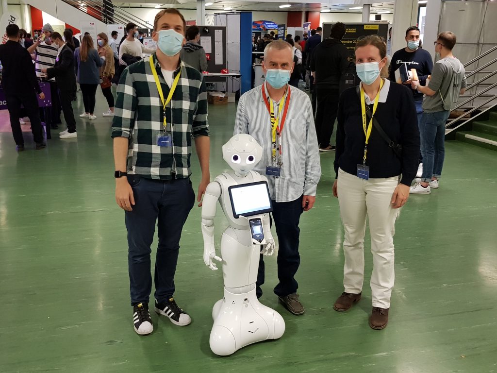 Entwicklungsteam der Roboterapplikation (von links nach rechts: Daniel Hertig, Chef-Entwickler Andreas Allenspach, Prof. Dr. Theresa Schmiedel)